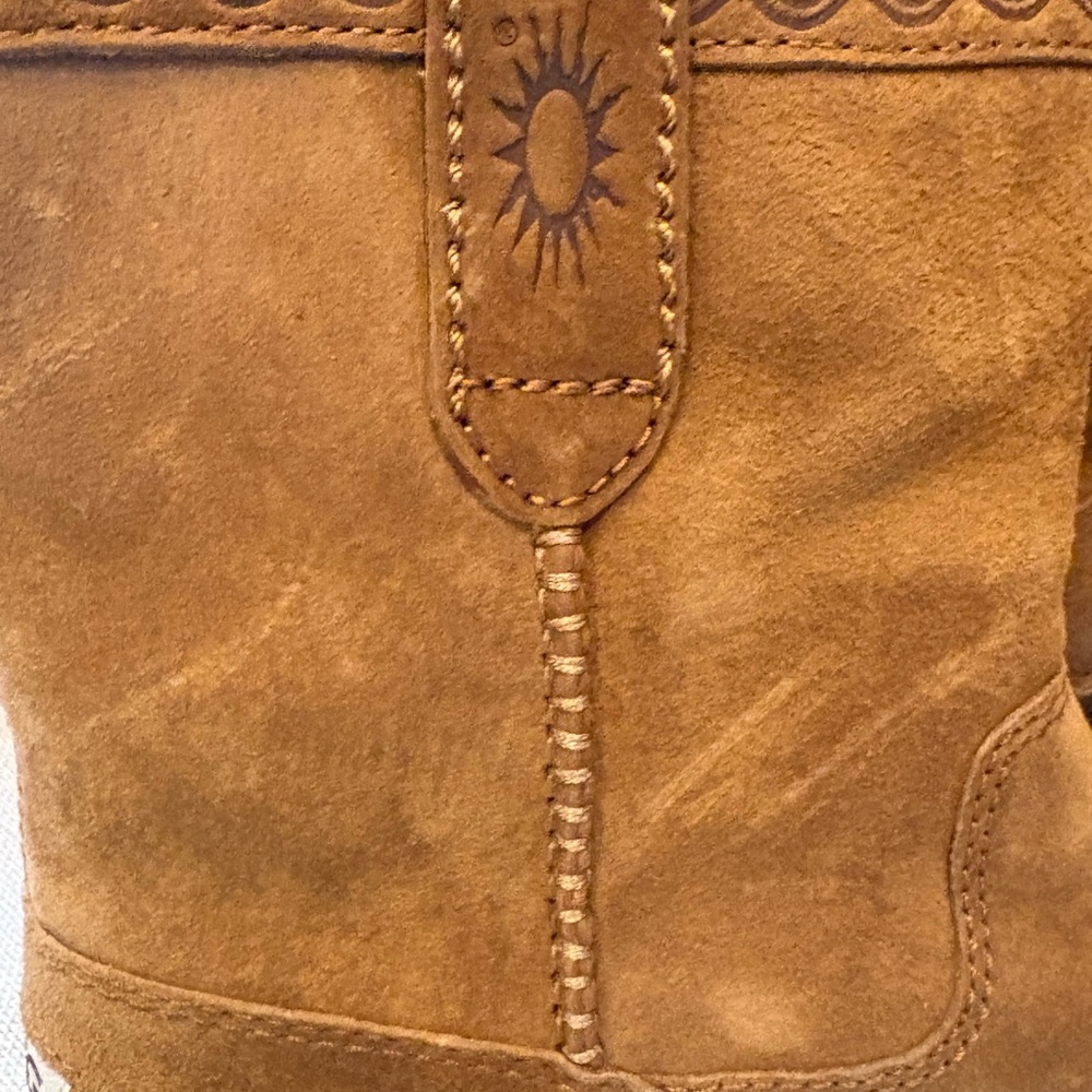 Genuine suede Uggs - Picture 7 of 8